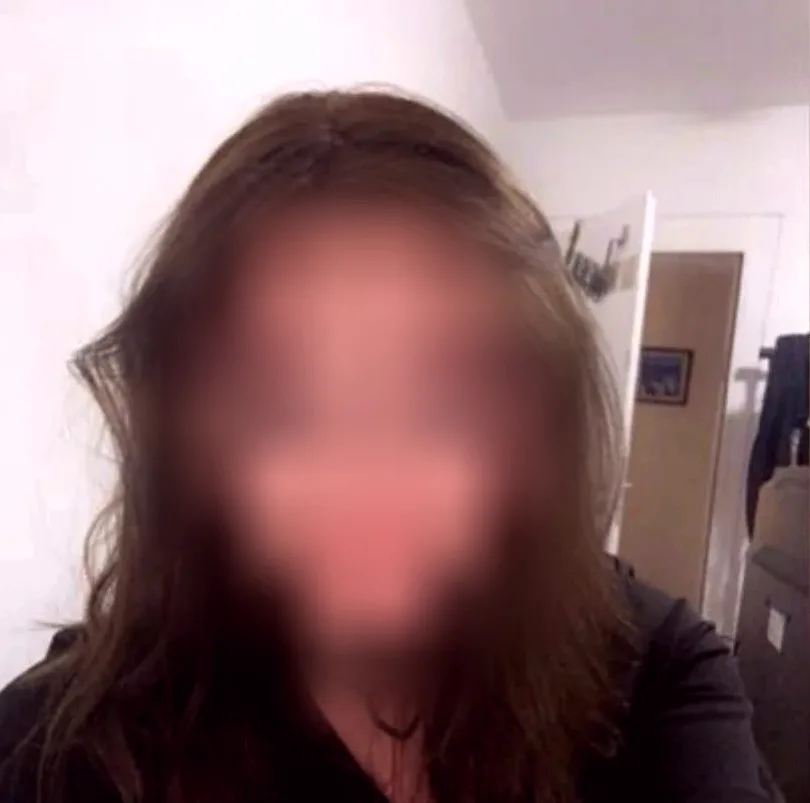 Sandra, 25